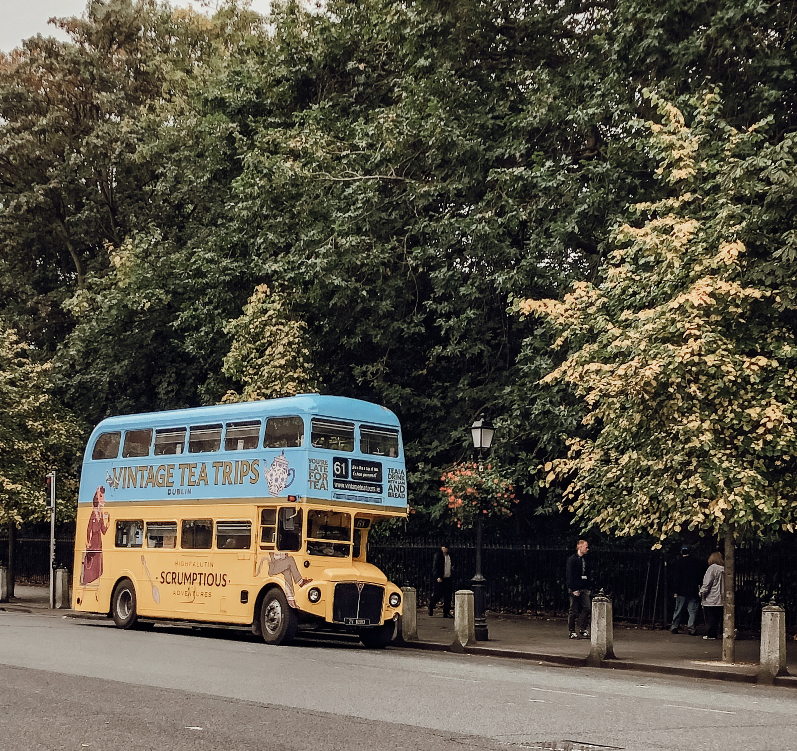 afternoon-tea-vintage-bus-dublino